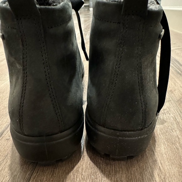 Ecco side zip and lace up front. Top inside is a furry texture. - Picture 6 of 8